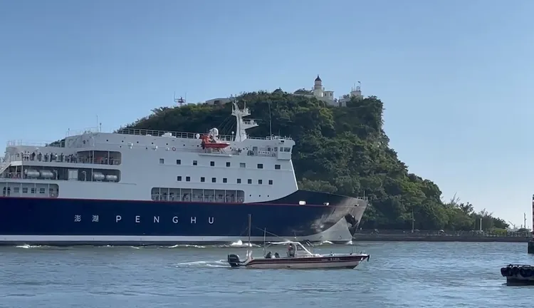 澎湖輪今天下午從高雄港啟程，不慎撞擊信號台下方岸際礁石，檢查後在4時20分才又重新啟程。民眾提供