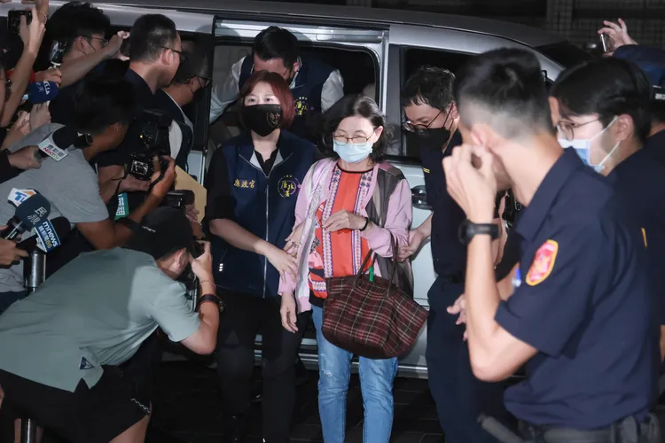 彭振聲的妻子謝夏蕎是今天4名被告與證人中最晚抵達廉政署的，不過稍早與先生一銅抵達北檢覆訊。彭欣偉攝