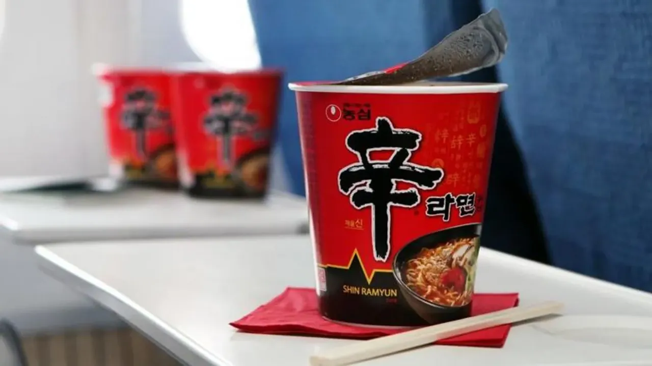 大韓航空宣布長程班機的經濟艙將停止供應泡麵。翻攝BBC