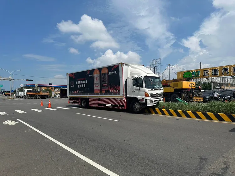 大貨車撞上分隔島。大園警分局提供