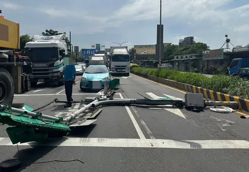 大貨車駕駛恍神！撞斷分隔島號誌桿　波及對向小客車幸無人員傷亡