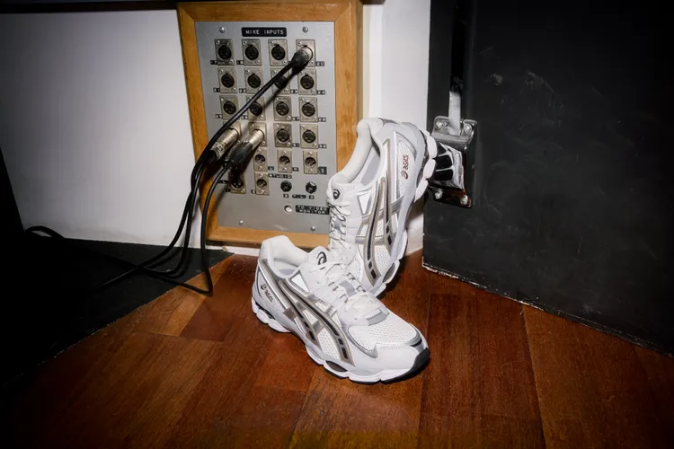 ASICS GEL-NYC 2055復古金，4680元。品牌提供