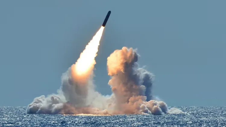 美國測試從核子潛艇發射可攜帶核彈頭的三叉戟長程飛彈。翻攝美軍官網