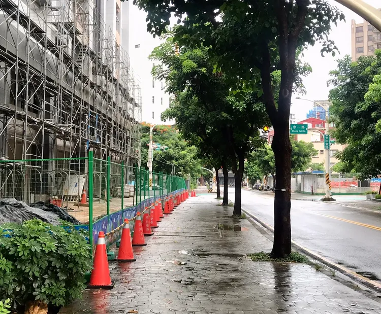 建商應確保建案周邊人行道完整。都發局提供