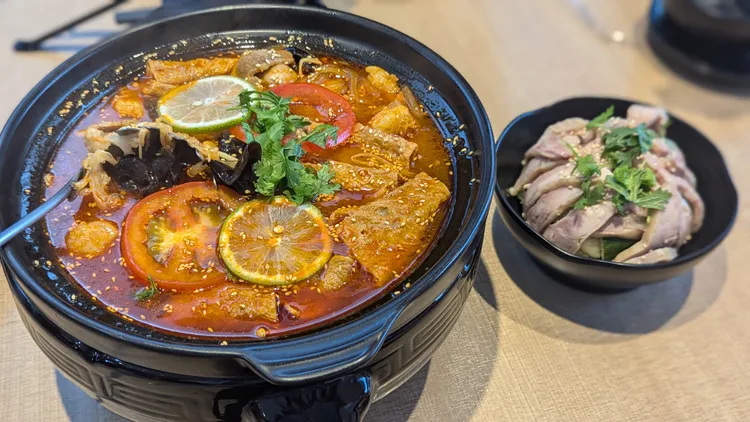 怕辣的食客也有番茄口味可以選擇，魚片可選龍膽石斑或鮪魚腹片。莊曜聰攝