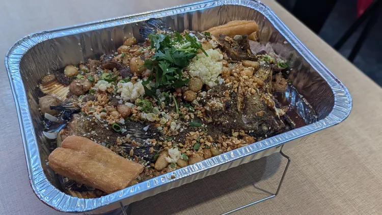 外帶烤魚還有特製的器具，可以直接加熱食用。莊曜聰攝