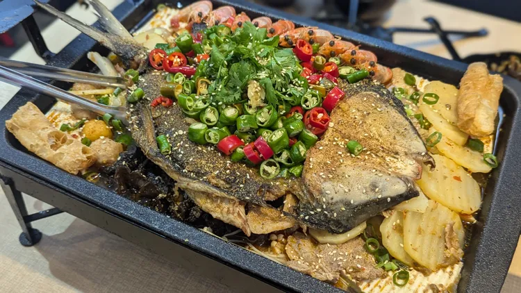 四川烤魚用的是淡水魚，黃亮潔改用在地虱目魚，還請人挑出200多根魚刺，更好入口。莊曜聰攝