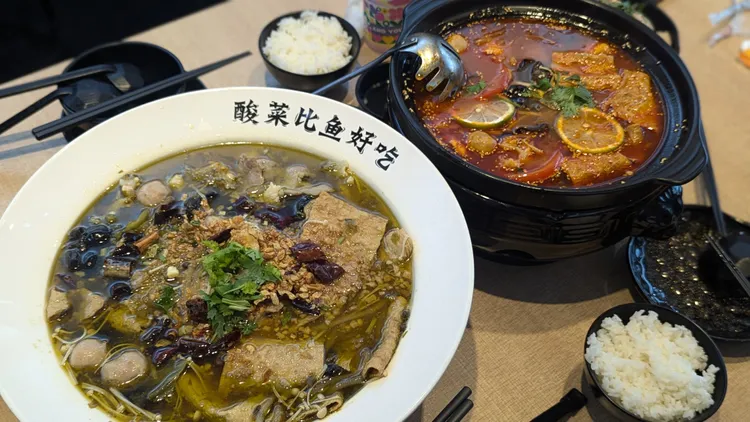 黃亮潔跟太太到四川成都拜師學藝，帶回好手藝，加上在地養殖鮮魚，迸出好滋味。莊曜聰攝