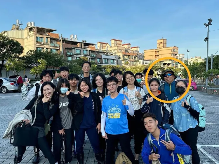 立委鍾佳濱服務處安排浸水營古道走訪活動，團隊慘遭虎頭蜂攻擊，41歲洪姓助理為保護學生逃離，首當其衝不幸遭蜂螫身亡。鍾佳濱服務處提供