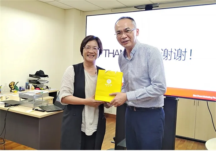 王惠美致贈伴手禮給萬春商行執行董事梁兆邦。彰化縣政府提供