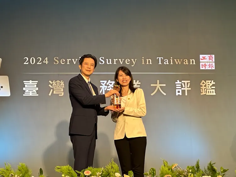 「陶板屋」品牌總監鄭雅文（右）日前代表品牌接獲「2024年台灣服務業大評鑑金獎」 獎座。業者提供