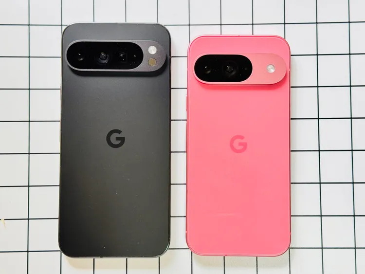 Pixel 9有莓果粉（右）嫩芽綠、陶瓷米與曜石黑4色，售價2萬6,490元起。趙筱文 攝