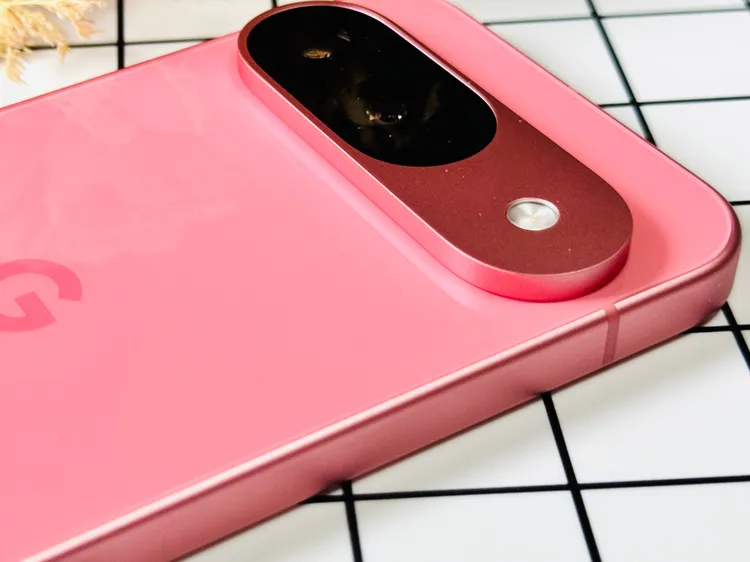 相機模組將過往長條造型設計改為藥丸式。趙筱文 攝