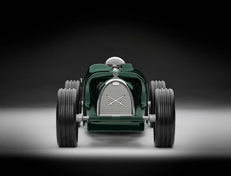 L’Epee T35賽車機械鐘錶，長439.7mm*寬180.5mm*高119mm，L’Epée 1839 1855 MHD自製分層機械機芯，動力儲存8日，每種顏色各限量100件，148萬元。品牌提供
