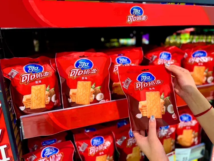 「紅吱吱」的可口紅包裝、香脆可口的經典椰香，是中元普渡的最佳夥伴。業者提供