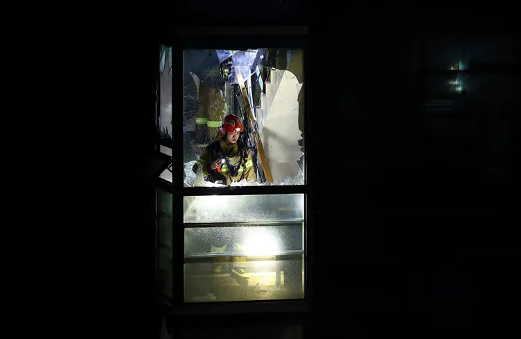 消防人員在旅館內搜尋投宿旅客。美聯社