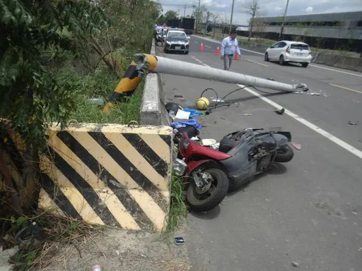 嘉義曳引車扯斷電線桿 真是飛來橫禍!不偏不倚砸死路過男老師
