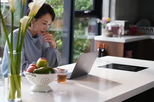 郁方跟風買台積電慘遭割韭菜　急打給營業員才發現老花救了她