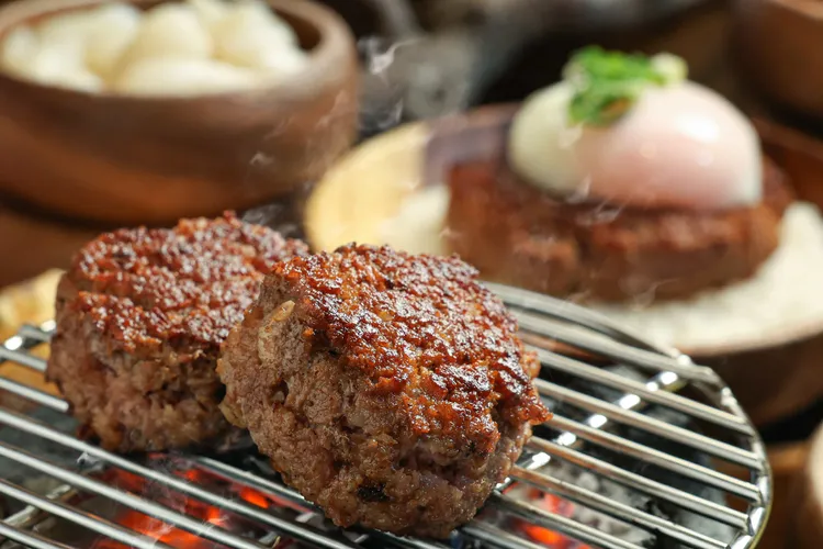 中秋大烤宴主打異國烤肉美饌，主廚特別推出手作和牛漢堡排，大口吃肉滿溢和風滋味。業者提供
