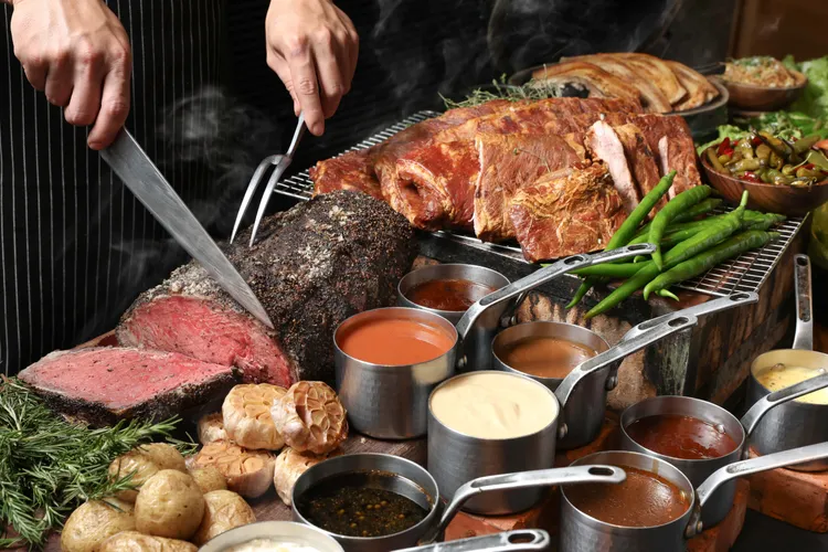 外酥內嫩的厚切冠軍爐烤牛排搭配9款風味烤肉醬，讓經典美味增添多元變化。業者提供