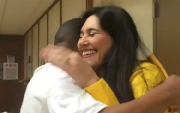 2016年布斯（左）出獄時，葛雷澤以私人身分擁抱祝福他。翻攝Florida/court room