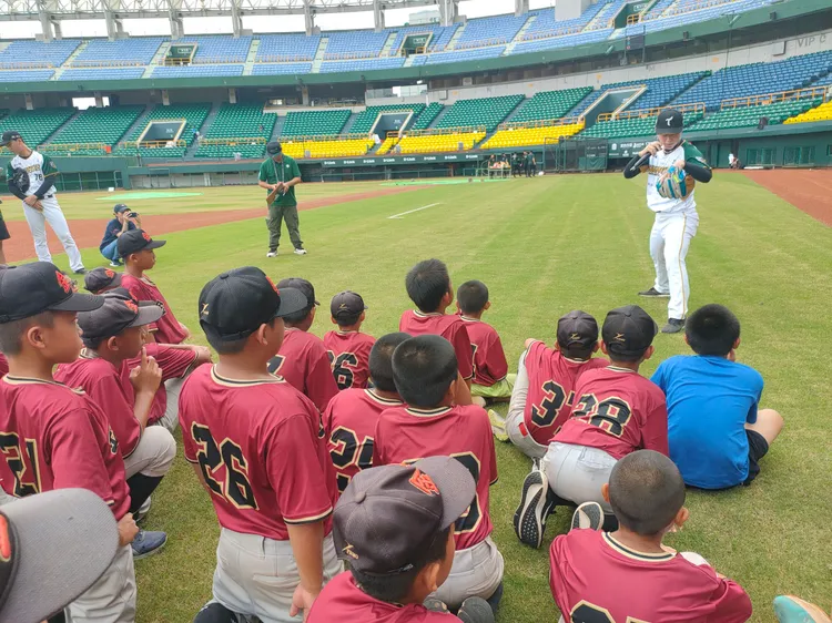 日籍投手小野寺賢人帶領少棒隊員們進行熱身，並示範了投球技巧。翻攝畫面