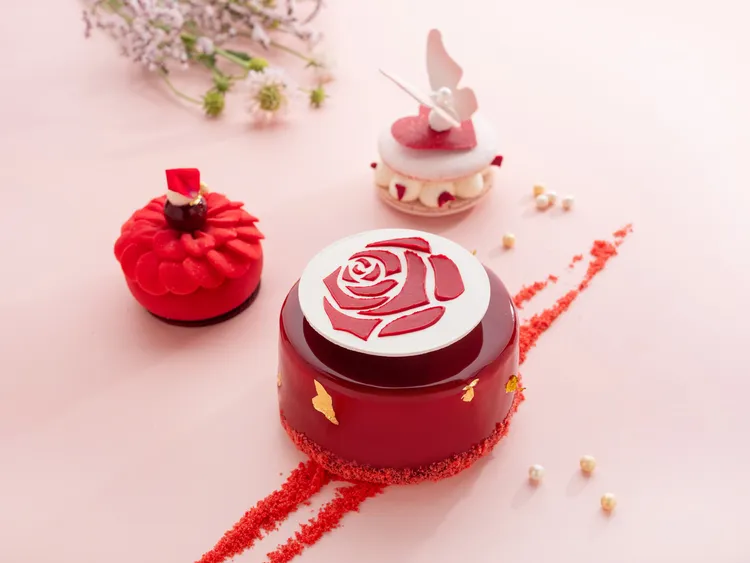 「文華餅房」行政西點主廚趙崇曦推出七夕夢幻繽紛美點，為愛侶打造甜蜜節日儀式感。業者提供