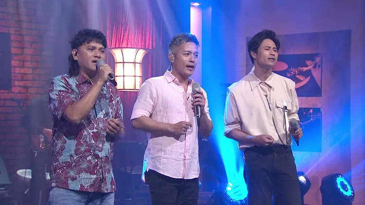 桑布伊（左起）、范逸臣登上節目與陳國華合唱。年代提供