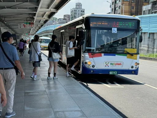 他搭公車看路人阿嬤悠遊卡餘額 多達8608元嚇到以為是金融卡