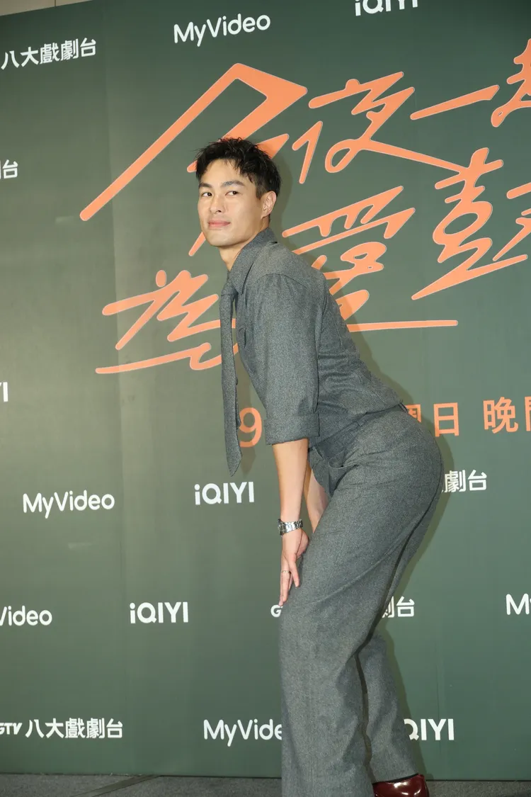 楊祐寧俏皮撅臀。攝影中心攝