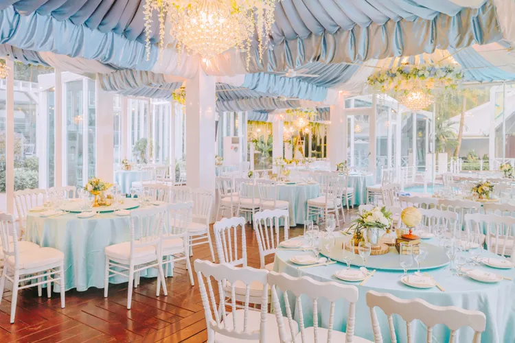 「青青食尚花園會館」打造出純白色的童話風格設計。青青國際婚宴集團提供
