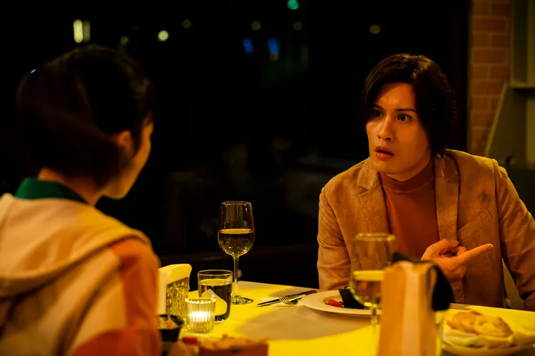 黃宣（右）自稱「長瀨智也」詮釋色慾熏心補教名師黃仙。Netflix提供