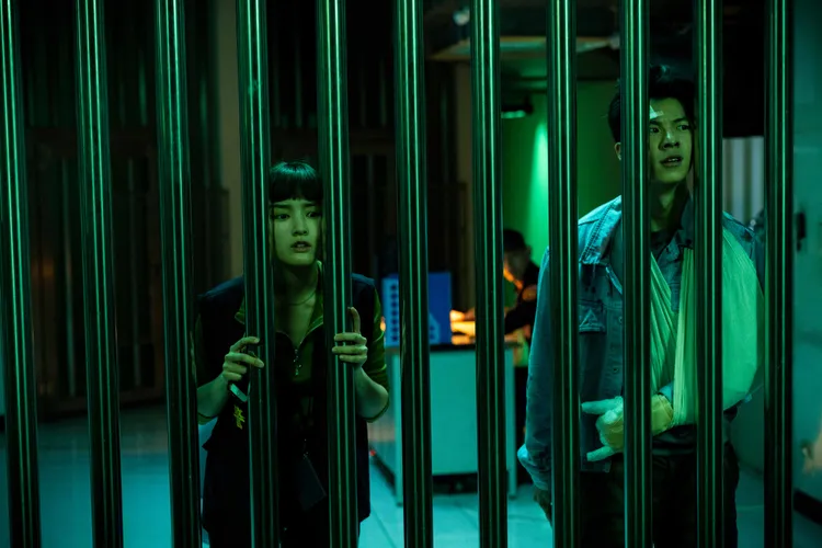 邰智源《正港分局》自比「貝勒爺」戲弄許光漢、王淨辦案。Netflix提供