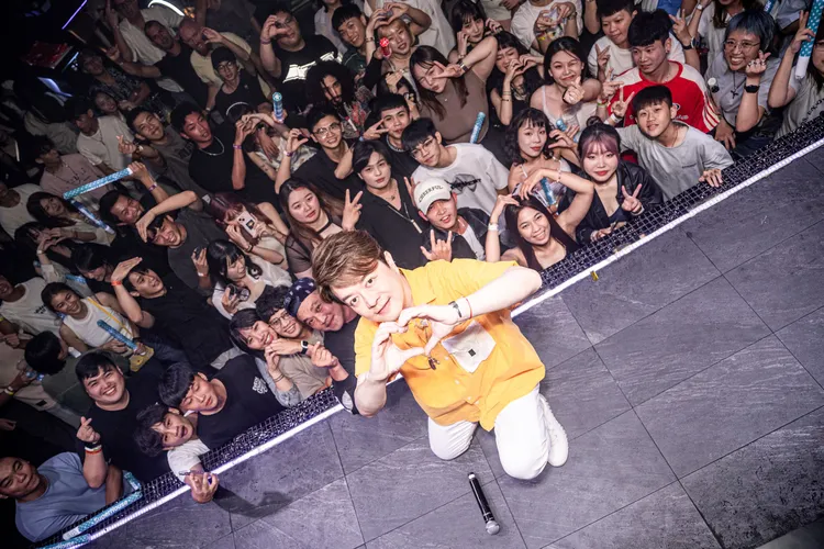 翁立友與夜店的顧客開心合照。Super House提供