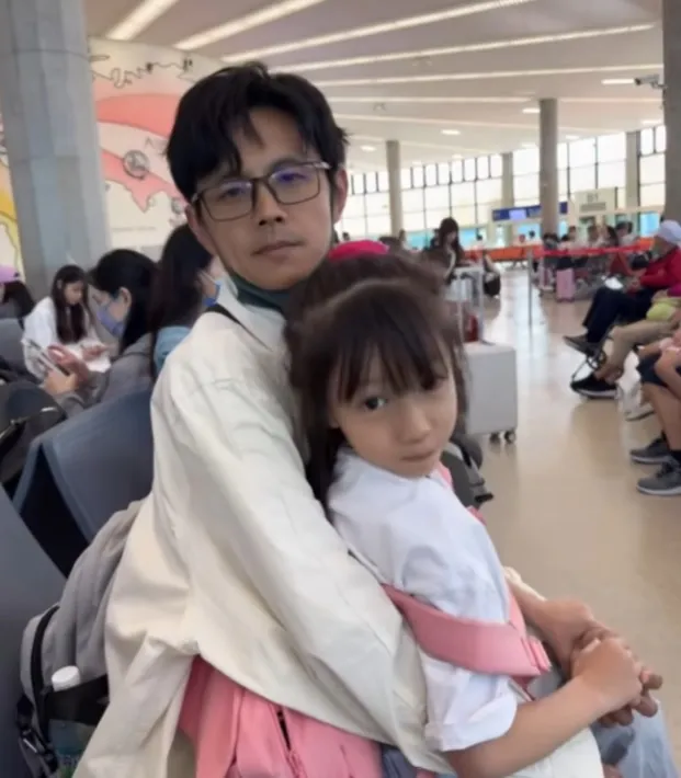 小女兒坐在阿翔大腿上。翻攝Grace的IG