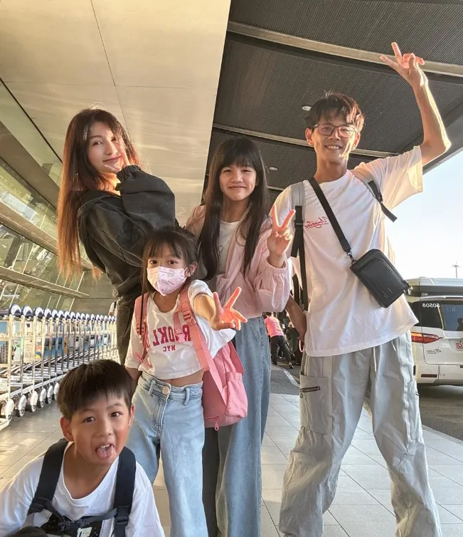 全家出遊拍個紀念照。翻攝Grace的IG