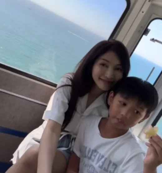 Grace與兒子布朗尼同框。翻攝Grace的IG