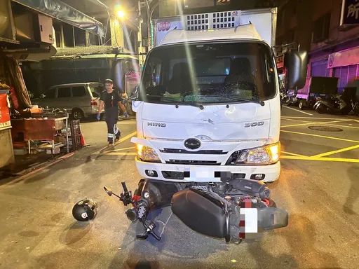 板橋小貨車路口猛撞雙載機車 女乘客捲車底頭部重創陷昏迷