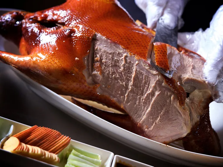 碩大肥美的「潮萃火焰瀨尿燒鵝」酒香入皮、肉質細嫩多汁，顛覆食客們的味覺新體驗。業者提供