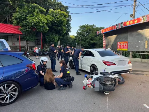 孕婦攜毒掛假車牌拒檢連撞5車 警圍捕鳴槍破窗制伏