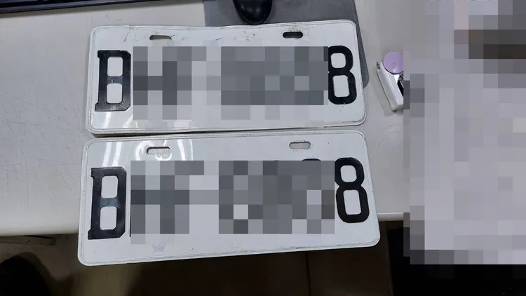 警方查扣假車牌。桃園警分局提供