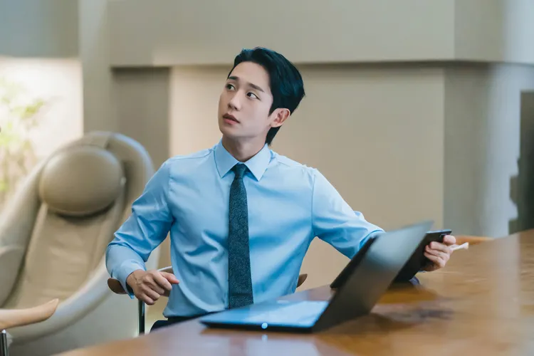 丁海寅飾演有顏有腦的建築師。Netflix提供