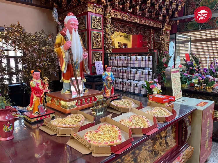 已提前在樂成宮供奉一批「紅餡芝心披薩」。必勝客提供