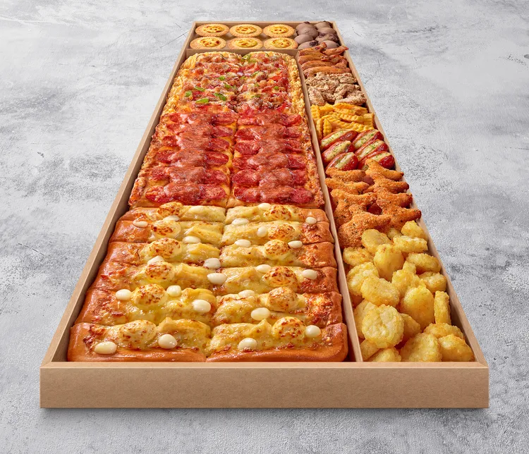 全新升級的「一公尺派對盒」集結了多達11種品項。必勝客提供