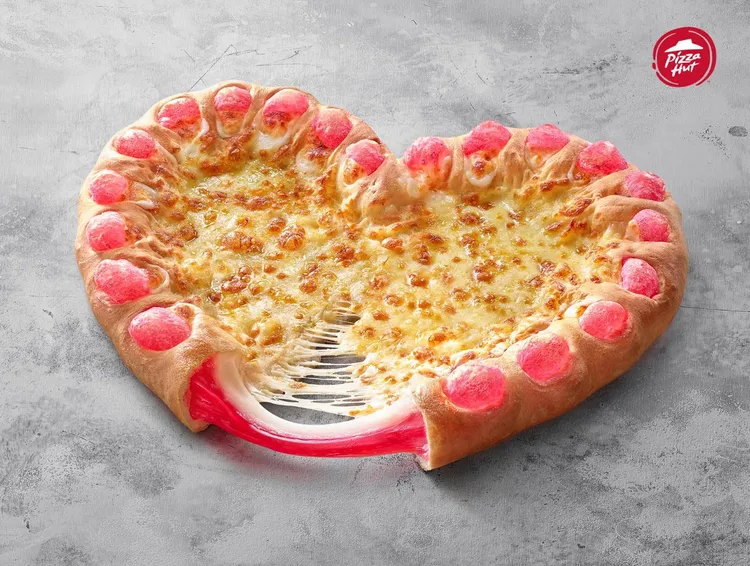 「紅餡芝心披薩」將草莓麻糬圍繞著愛心造型的披薩。必勝客提供