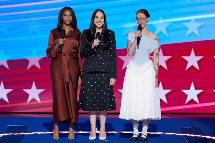 艾拉（右）上台致詞力挺繼母。美聯社