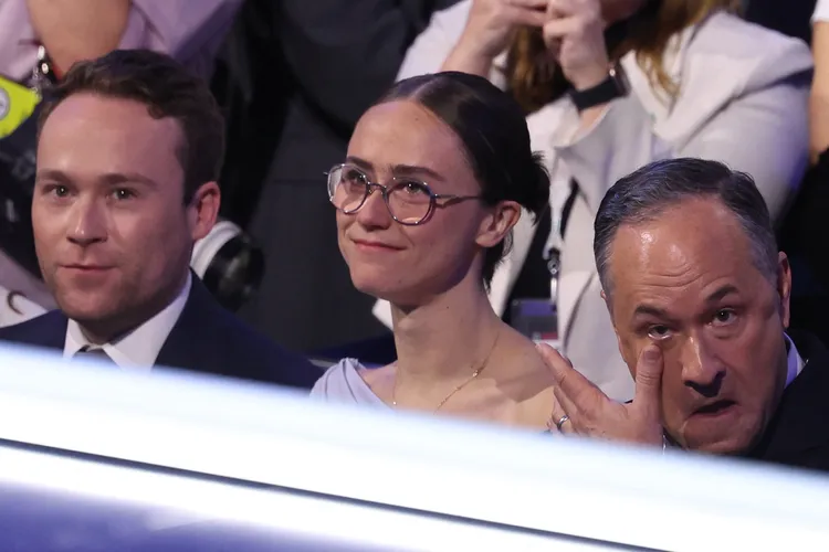 艾拉（中）散發藝術氣質美。美聯社