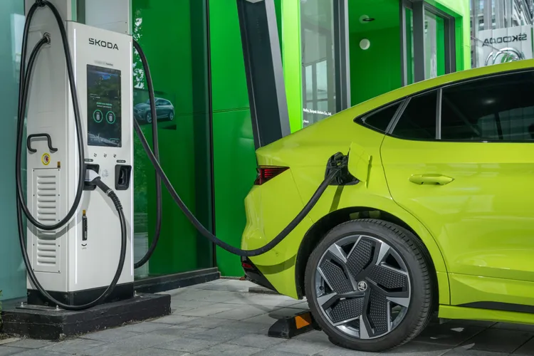 台灣福斯集團除各品牌旗下遍布全台的展示服務據點投入鉅資建置高速充電站設備外，更積極攜手第三方充電業者建立策略夥伴關係。業者提供