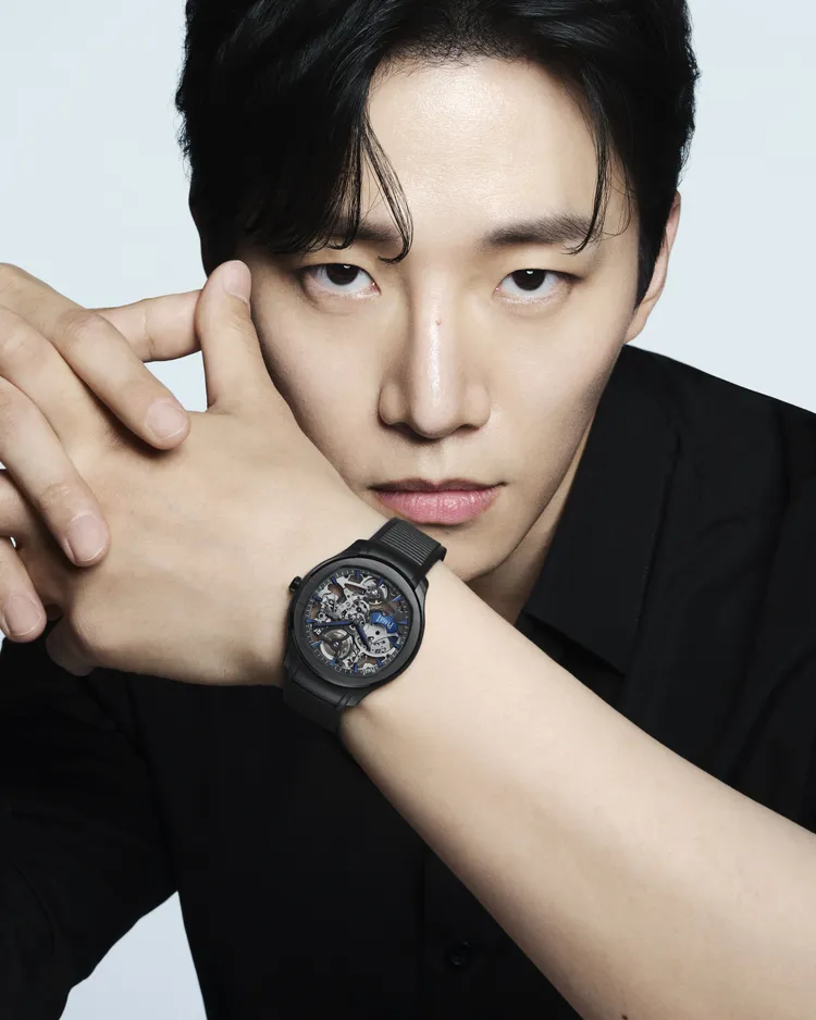 韓星李俊昊演繹伯爵Polo系列黑陶瓷超薄鏤空自動上鍊腕錶。品牌提供