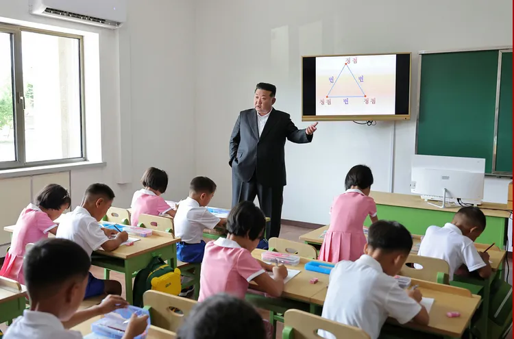 金正恩上台演示。勞動新聞